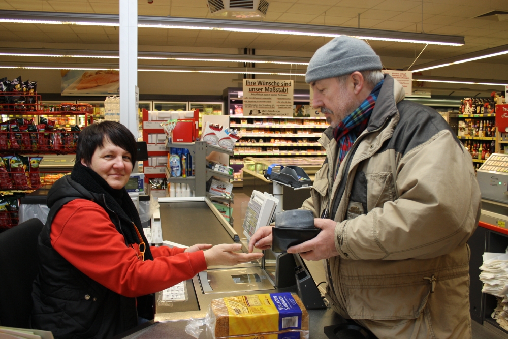 An der Kasse des Supermarktes